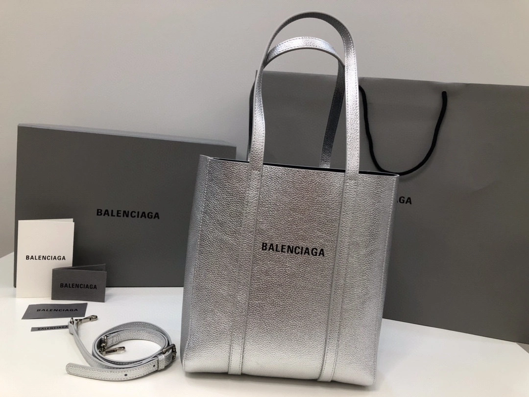 B. everyday tote item:B-B00A2427